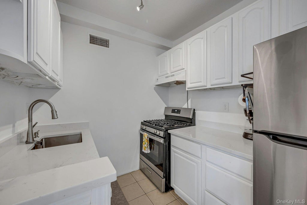 Photo of 2400 Johnson Avenue #4G, Bronx, NY 10463 (MLS # 1050038)