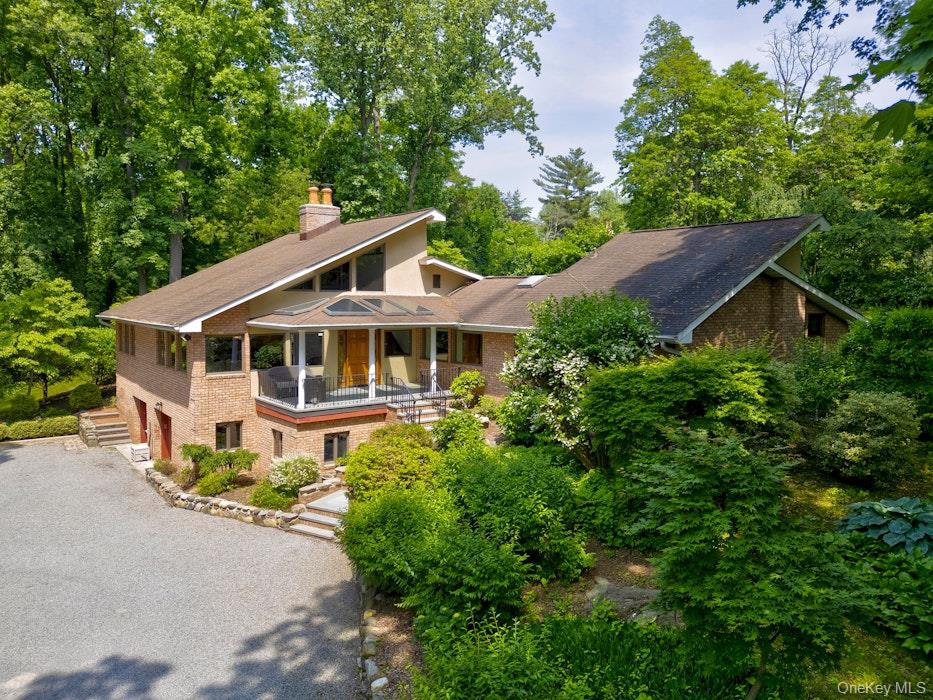 4 Sloanes Court