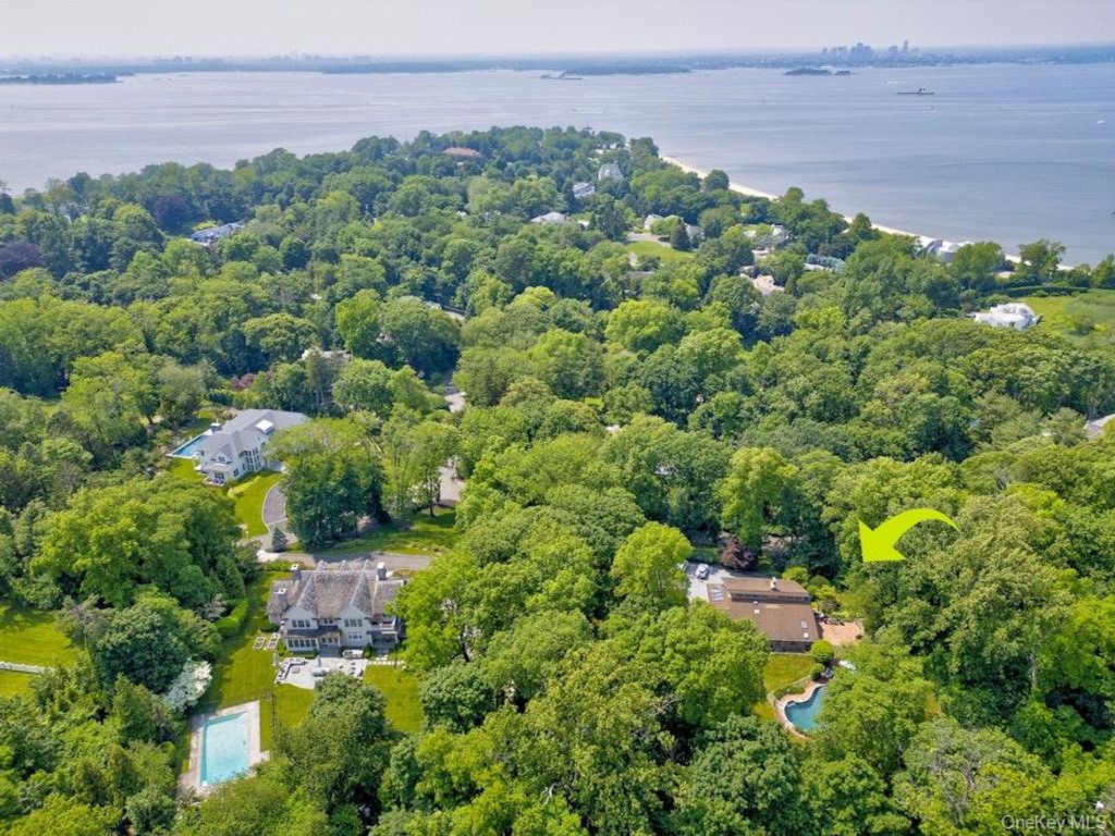 Photo of 4 Sloanes Court, Sands Point, NY 11050 (MLS # 926878)