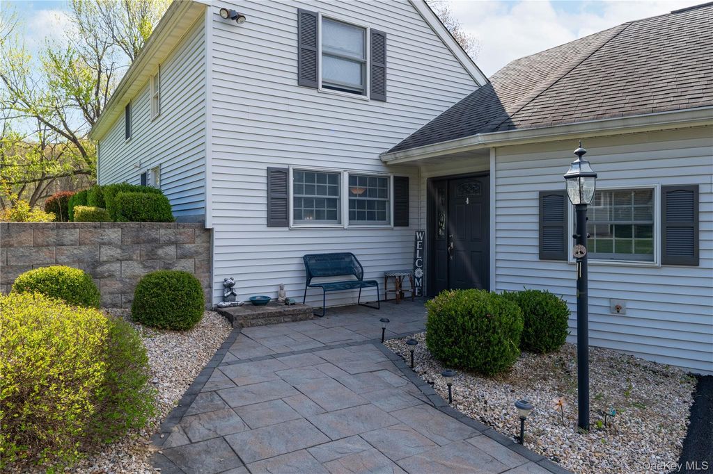 Photo of 117 Shenandoah Road, Hopewell Junction, NY 12533 (MLS # 991585)