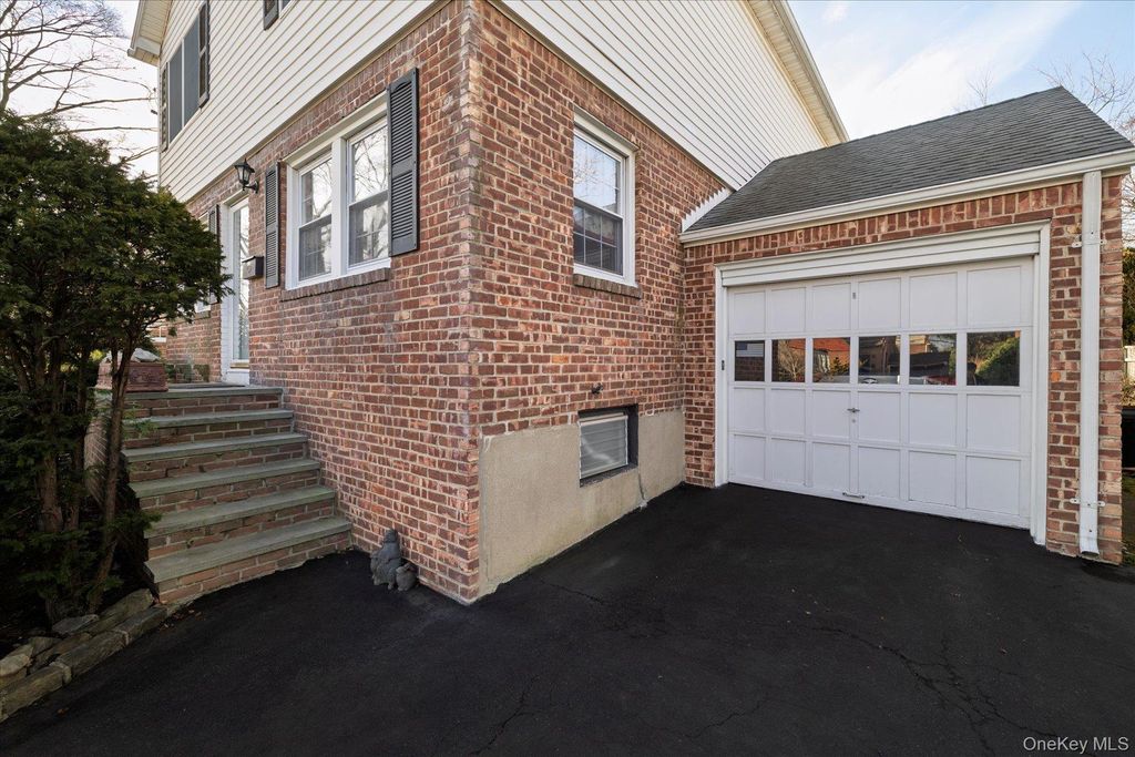 Photo of 148 Amherst Road, Valley Stream, NY 11581 (MLS # 959411)