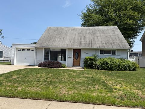 Photo of 316 Fern Place, Bethpage, NY 11714 (MLS # 1028844)