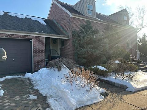 Photo of 1 Harding Place, Glen Head, NY 11545 (MLS # 961754)