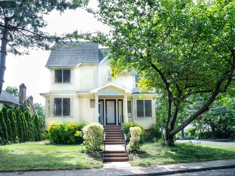 Homes For Rent - 11 Willow Lane<br/> Great Neck, NY 11023