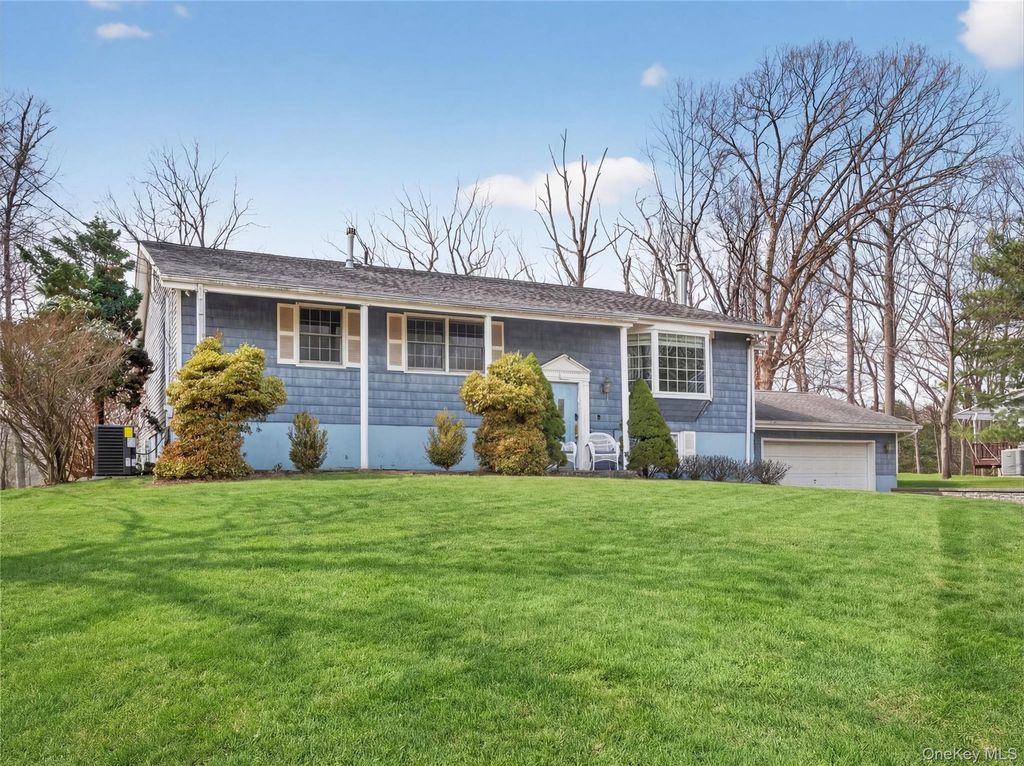 Photo of 15 Victoria Drive, Airmont, NY 10901 (MLS # 973254)