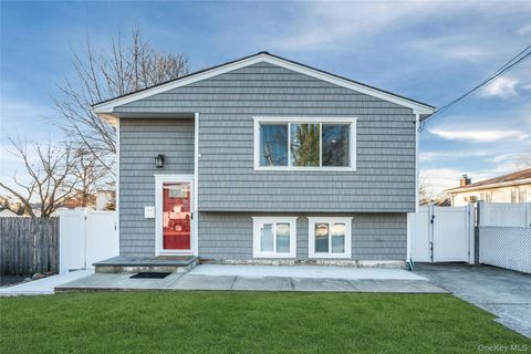 Photo of 102A Claremont Avenue, West Babylon, NY 11704 (MLS # 952837)