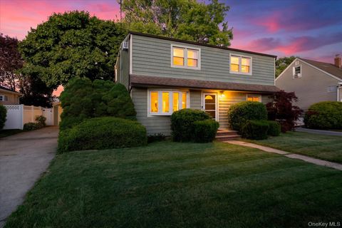 Homes For Sale - 2545 Sycamore Avenue<br/> Wantagh, NY 11793