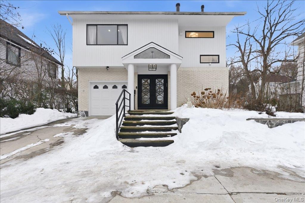 Photo of 12 Red Brook Road, Great Neck, NY 11024 (MLS # 960788)