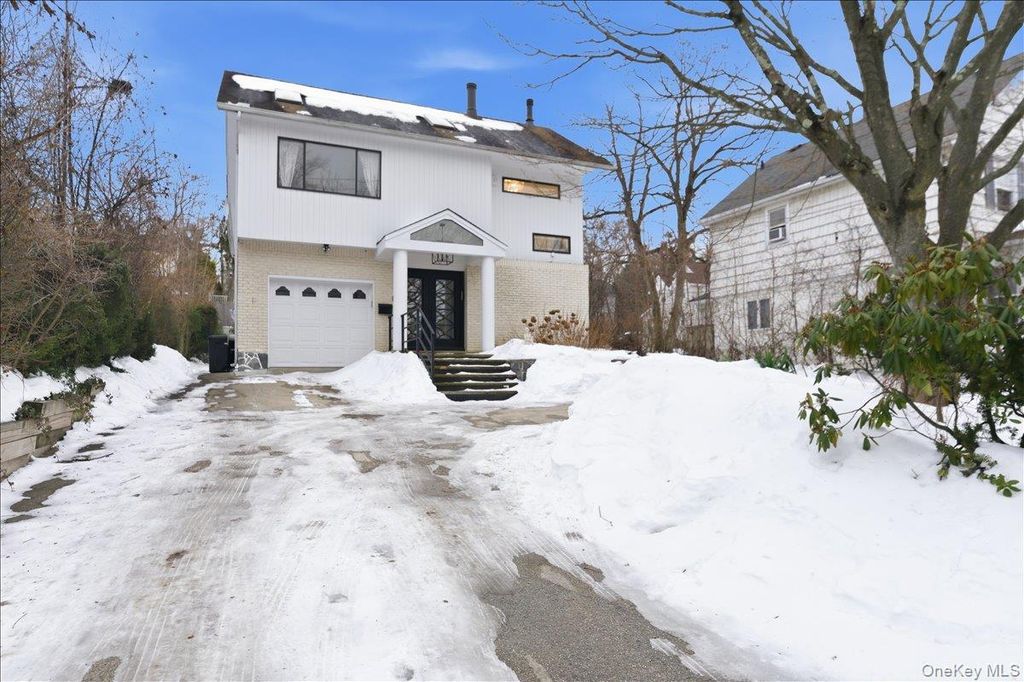 Photo of 12 Red Brook Road, Great Neck, NY 11024 (MLS # 960788)