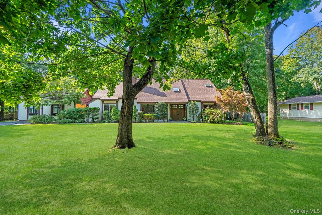 Photo of 1 W Gate Drive, Huntington, NY 11743 (MLS # 1057045)