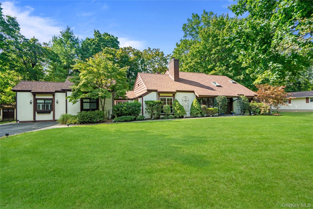 Photo of 1 W Gate Drive, Huntington, NY 11743 (MLS # 1057045)