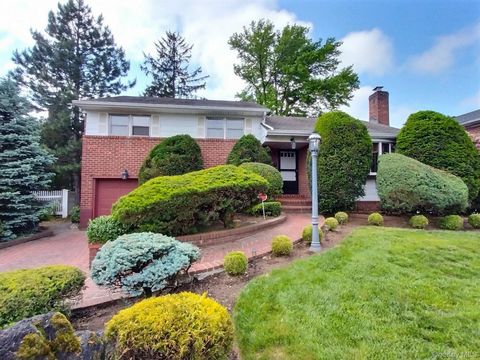 Photo of 306 Cambridge Avenue, Garden City, NY 11530 (MLS # 869778)