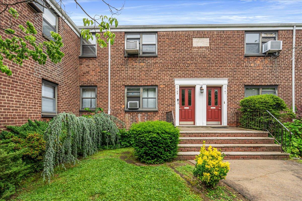 166th Street 3-68, Whitestone, Queens, NY - 2 Bedrooms  
1 Bathrooms  
5 Rooms - 