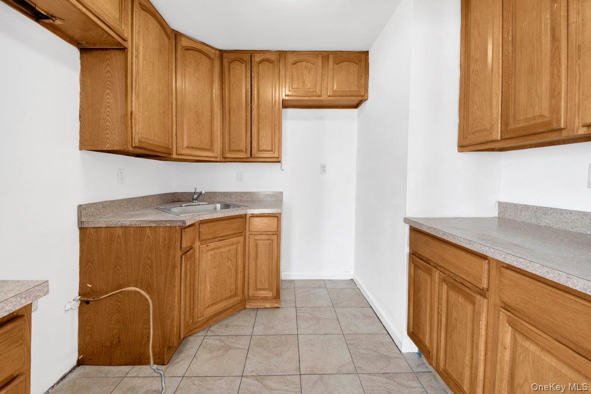 2527 Matthews Avenue