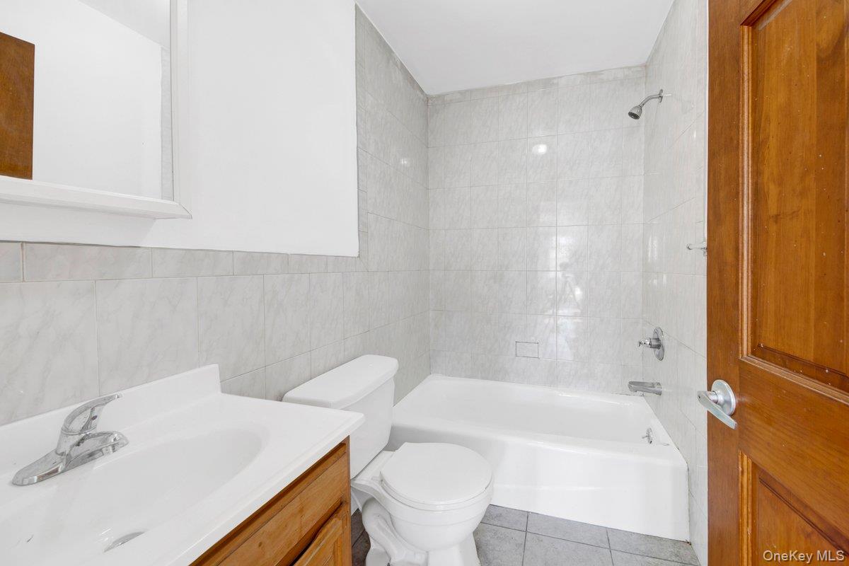 2527 Matthews Avenue