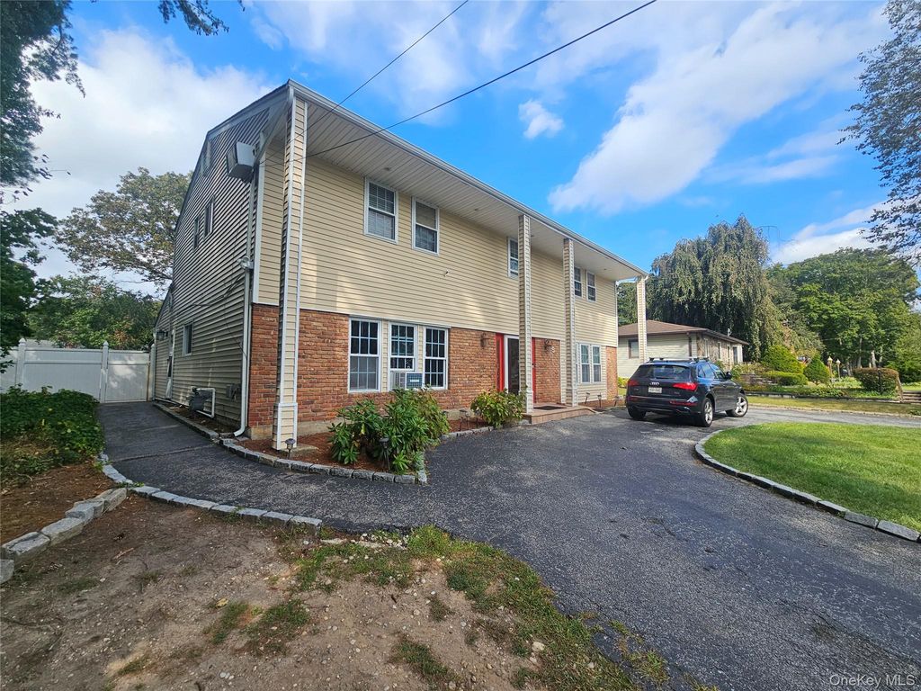 Photo of 5 Lincoln Avenue, Smithtown, NY 11787 (MLS # 922487)
