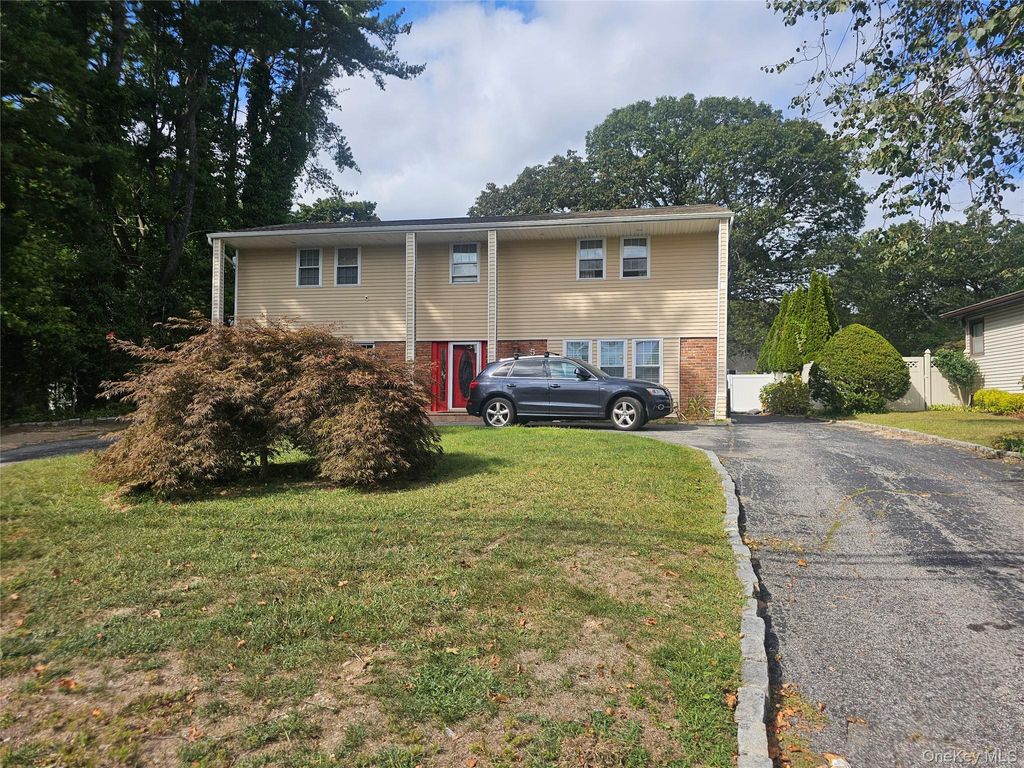 Photo of 5 Lincoln Avenue, Smithtown, NY 11787 (MLS # 922487)