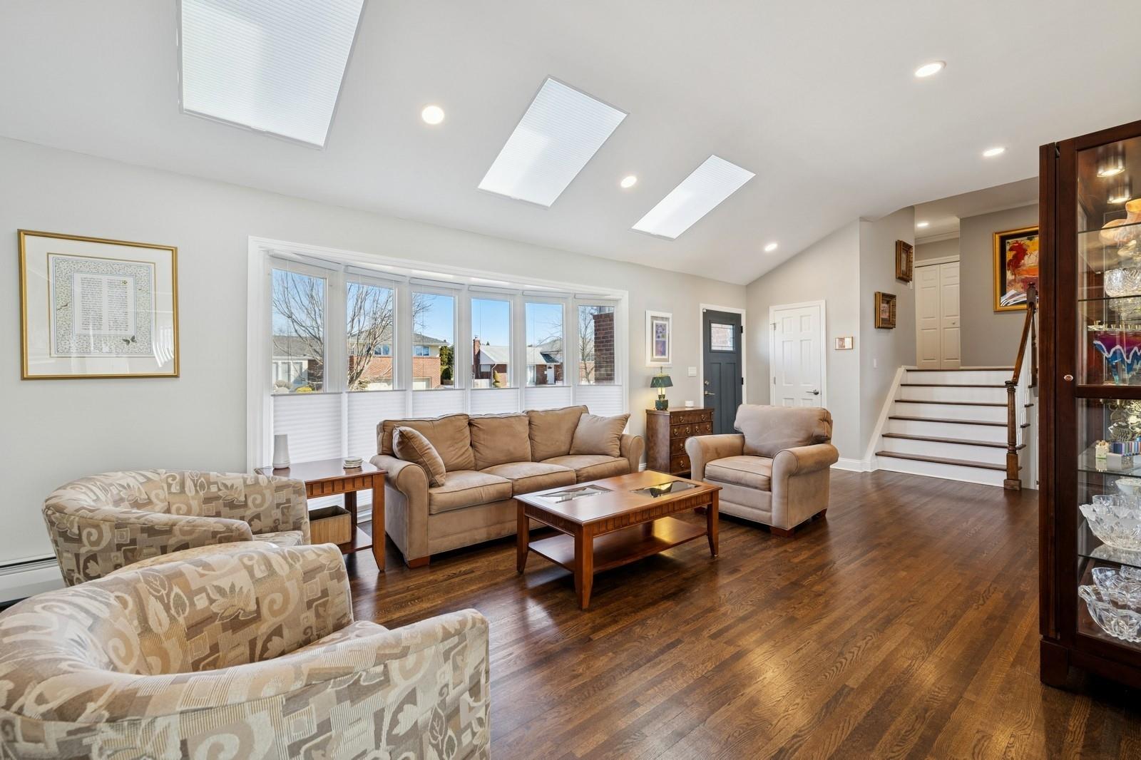 115 Northern Parkway, Plainview, New York image 2