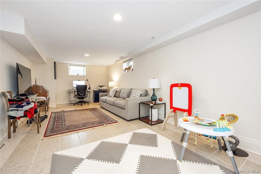 Harrison, New York 10528, United States, 5 Bedrooms Bedrooms, ,5 BathroomsBathrooms,Residential,Coming Soon,191768