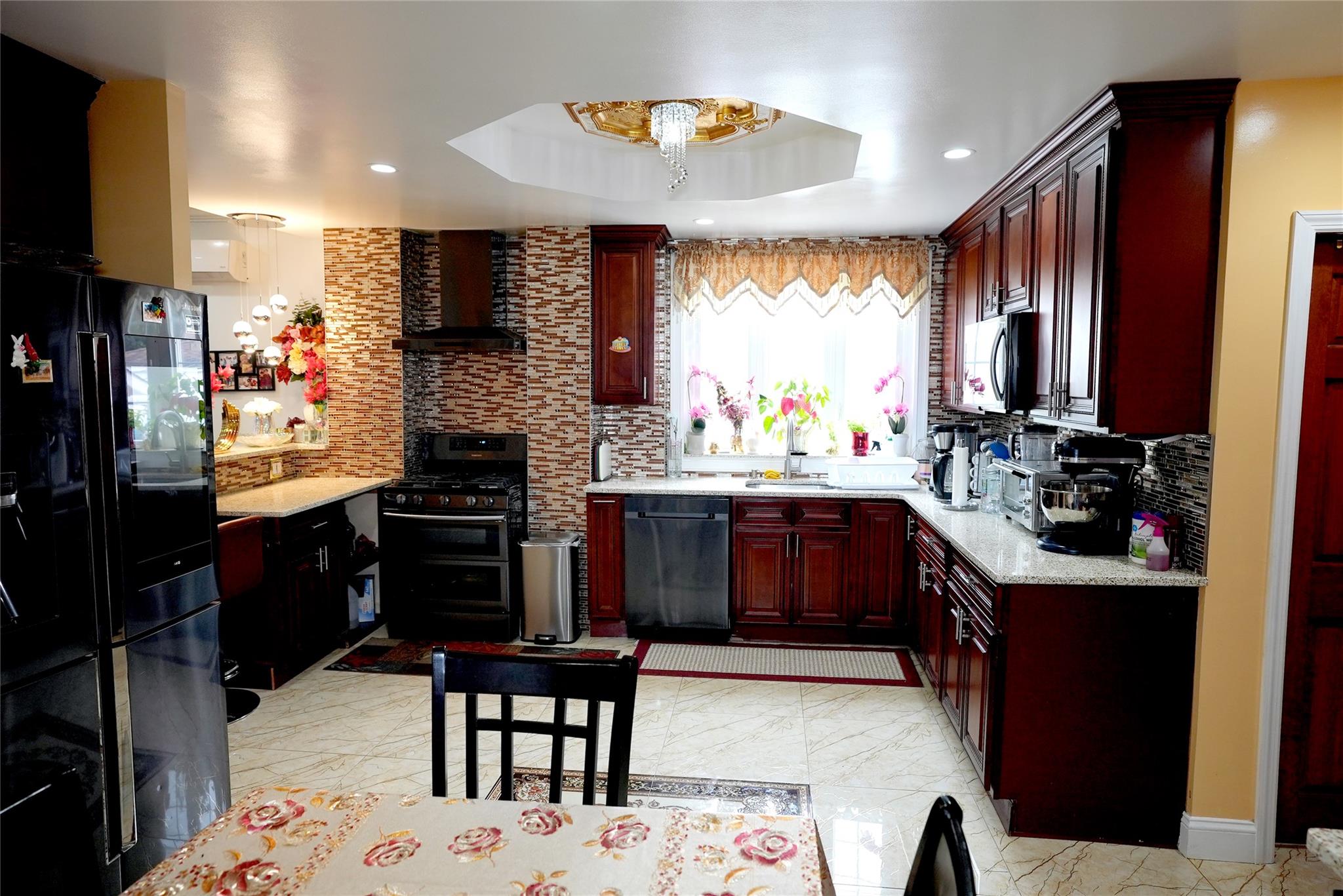 8758 111 Street, Richmond Hill North, New York image 16