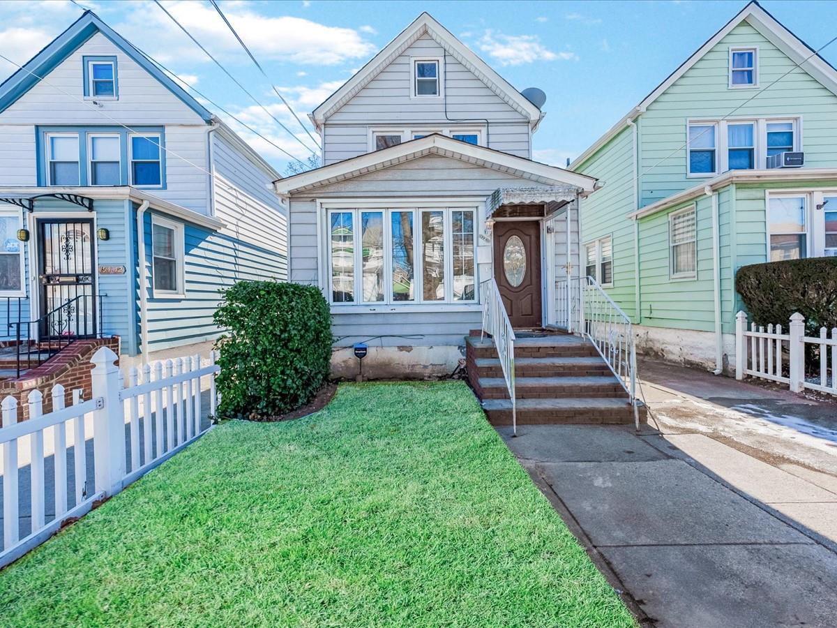 Property for Sale at 115th Ave Ave, Saint Albans, Queens, NY - Bedrooms: 4 
Bathrooms: 3 
Rooms: 8  - $799,000