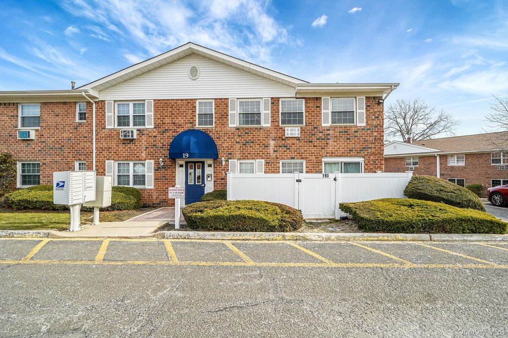 Photo of 460 old town Road #19H, Port Jefferson Station, NY 11776 (MLS # 955836)