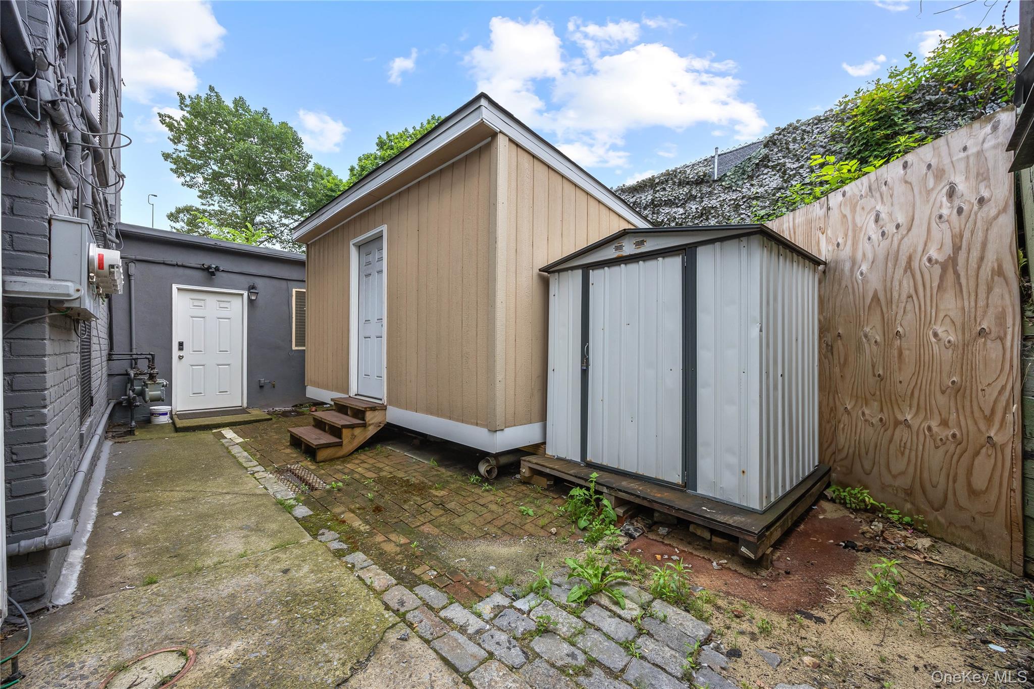 2211 De Reimer Avenue