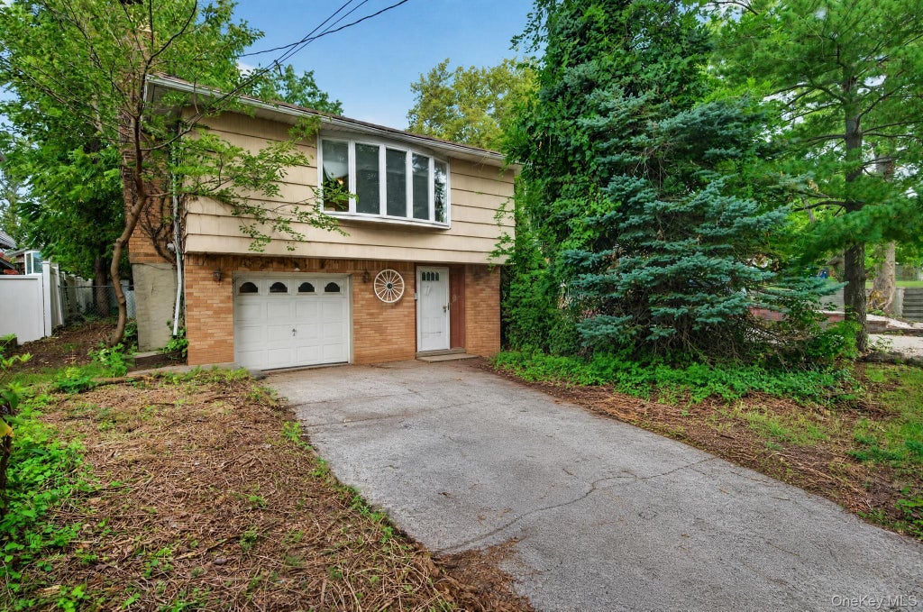Photo of 956 Annadale Road, Staten Island, NY 10312 (MLS # 1051168)