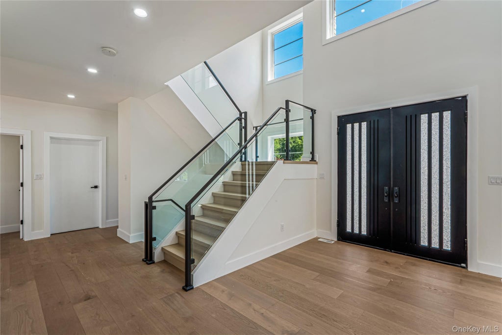 Photo of 97 North Court, Roslyn Heights, NY 11577 (MLS # 1048188)