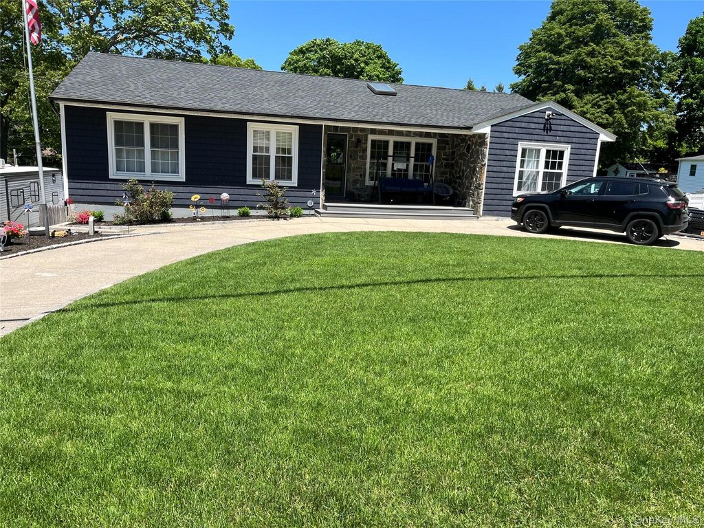 Photo of 15 Highview Avenue, Selden, NY 11784 (MLS # 992741)