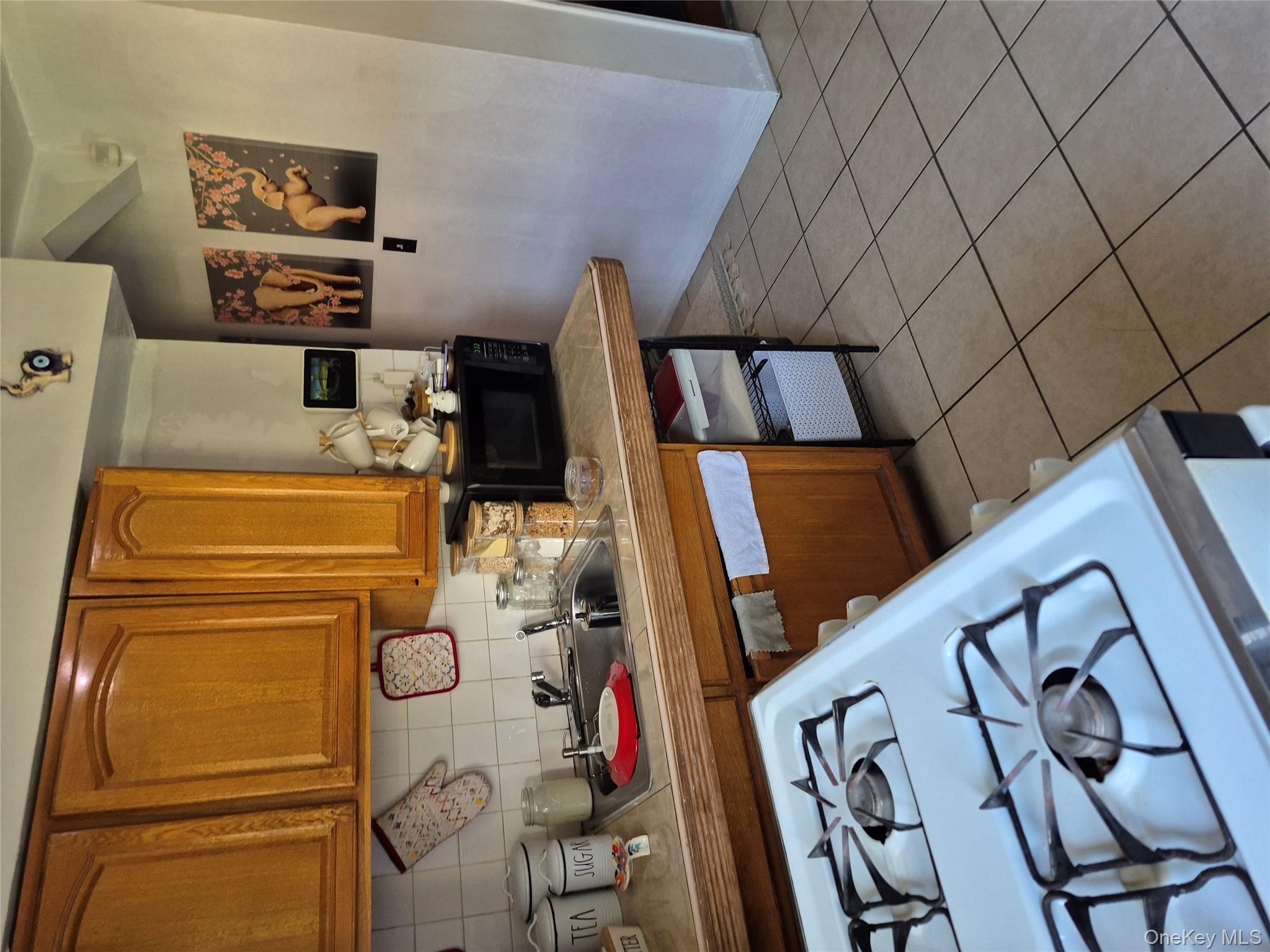 3238 Tenbroeck Avenue