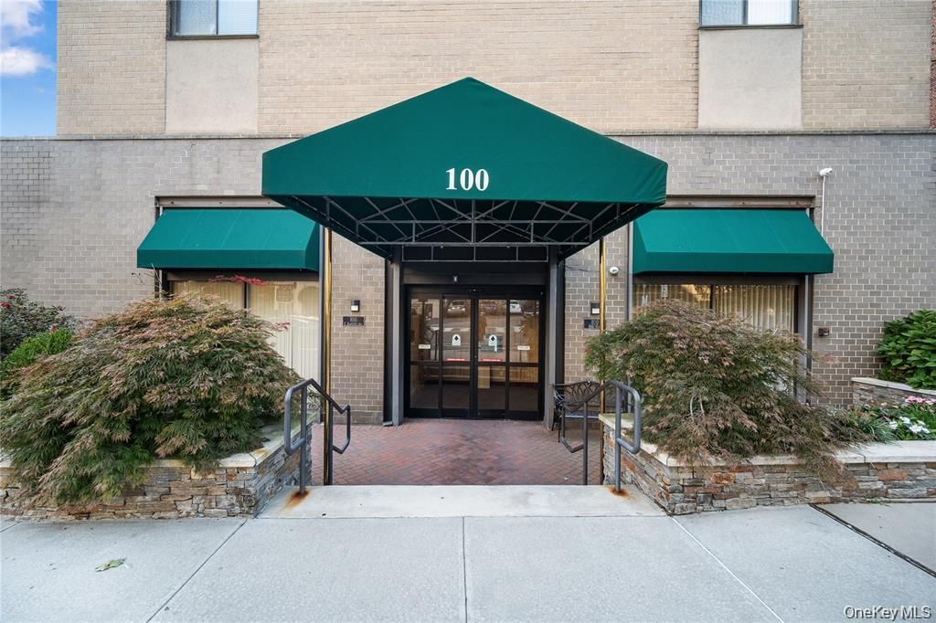Photo of 100 E Hartsdale Avenue #3FE, Hartsdale, NY 10530 (MLS # 986115)
