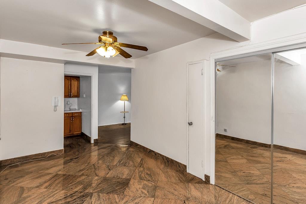 Francis Lewis Boulevard B38, Queens Village, Queens, NY - 2 Bedrooms  
1 Bathrooms  
5 Rooms - 