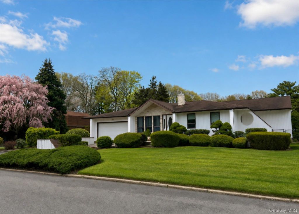 Photo of 517 Ocean Avenue, Oakdale, NY 11769 (MLS # 1025588)