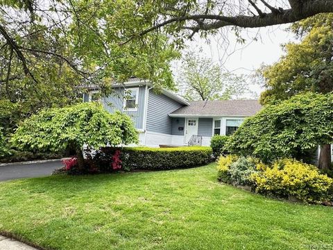 Homes For Sale - 8 White Oak Drive<br/> Port Washington, NY 11050