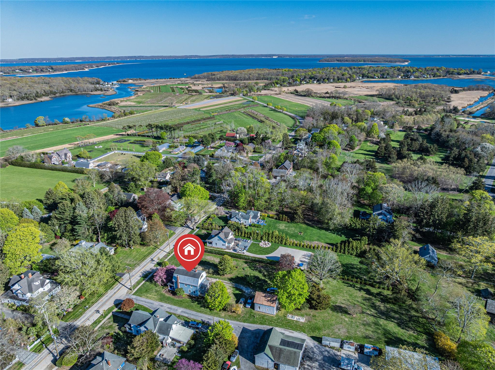 New Suffolk Road, Cutchogue, Hamptons, NY - 4 Bedrooms  
3 Bathrooms - 