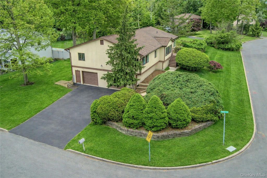 Photo of 6 Gage Court, Tappan, NY 10983 (MLS # 988398)