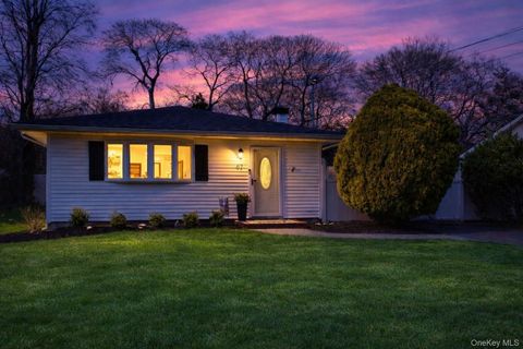 Photo of 67 Westminster Drive, Shirley, NY 11967 (MLS # 987343)