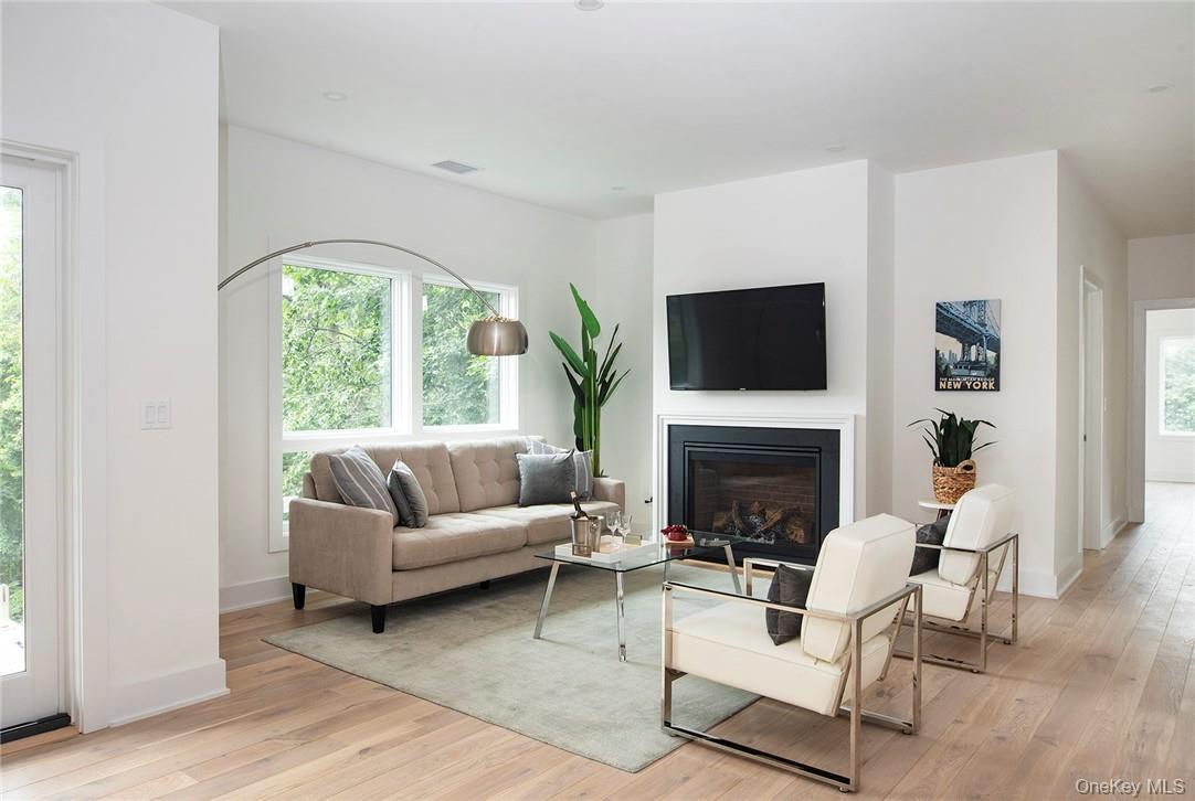 8 Boulevard West 302