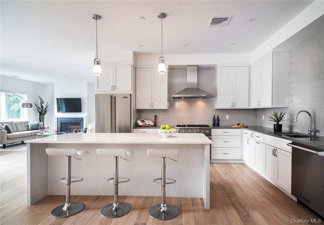 8 Boulevard West 302