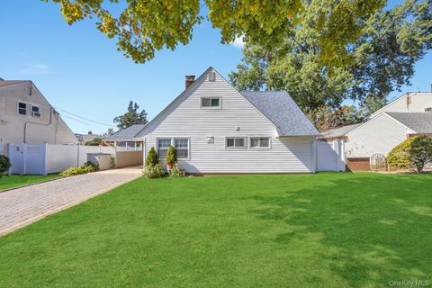 16 Cloister Lane Hicksville NY 11801