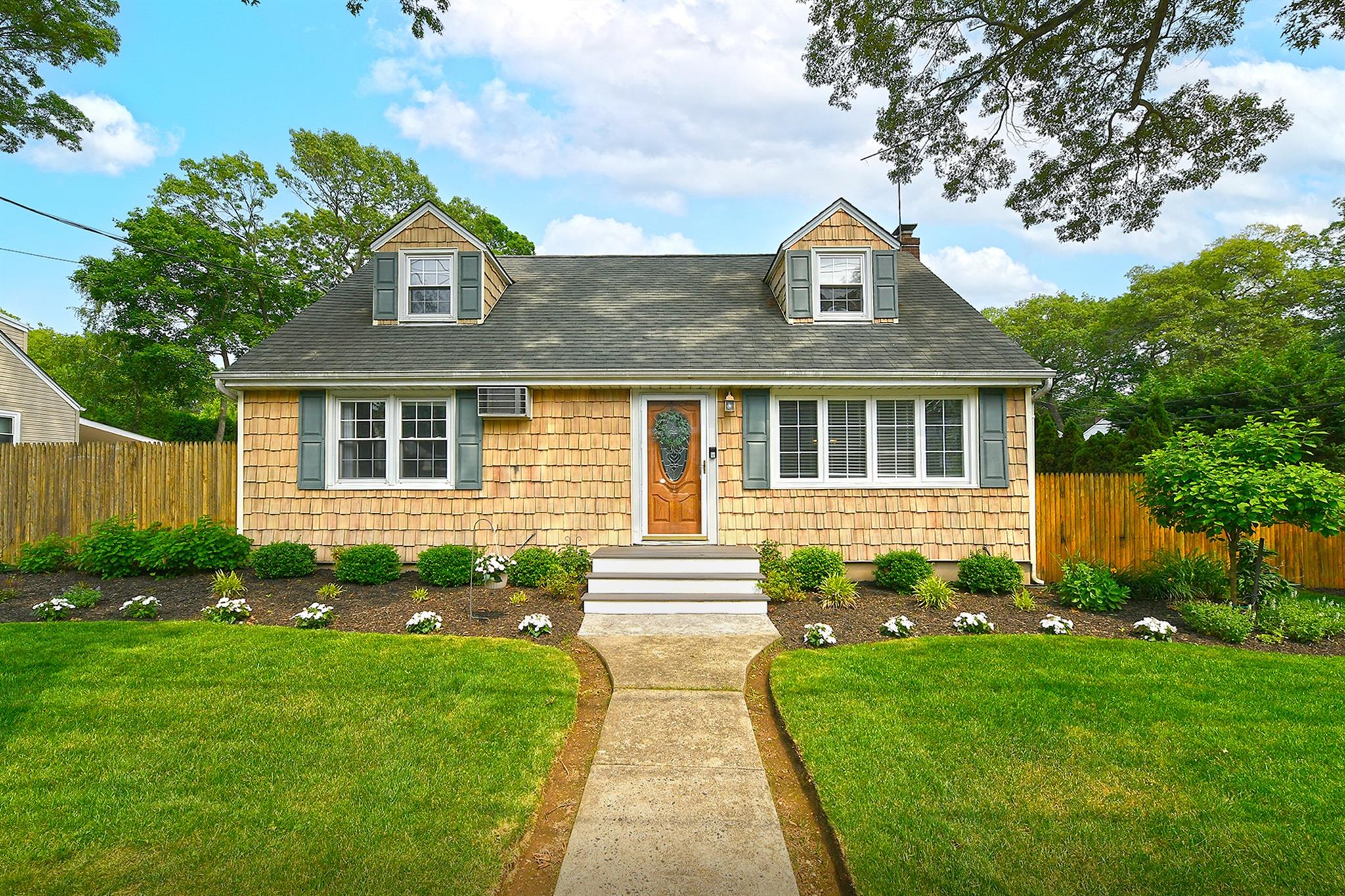 Melville Road, South Huntington, Hamptons, NY - 4 Bedrooms  
2 Bathrooms - 