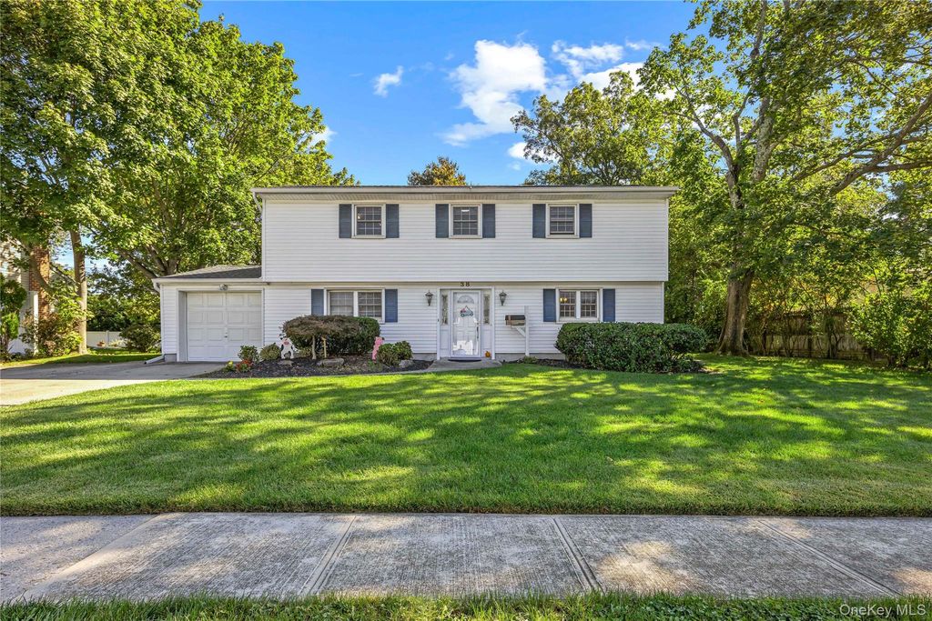Photo of 38 Oxford Road, Old Bethpage, NY 11804 (MLS # 922366)
