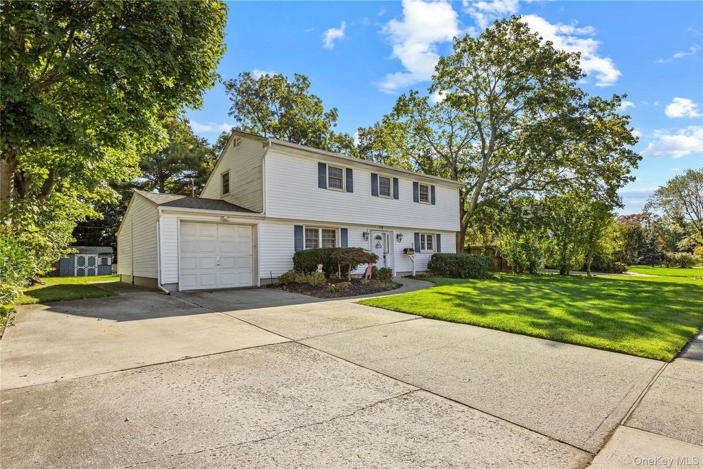 Photo of 38 Oxford Road, Old Bethpage, NY 11804 (MLS # 922366)