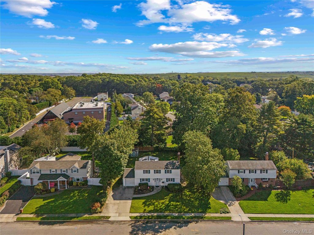 Photo of 38 Oxford Road, Old Bethpage, NY 11804 (MLS # 922366)