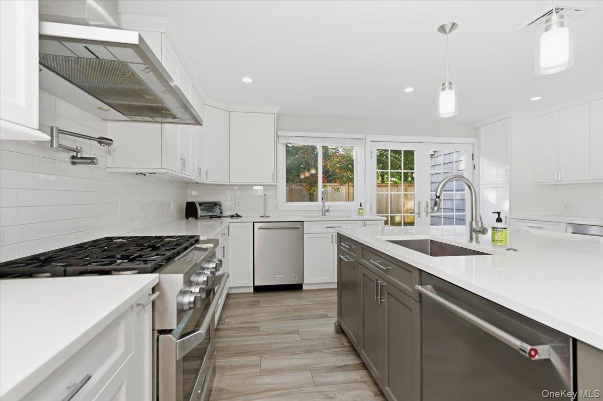 Atlantic Beach, New York 11509, United States, 6 Bedrooms Bedrooms, ,4 BathroomsBathrooms,Residential,Active,248380