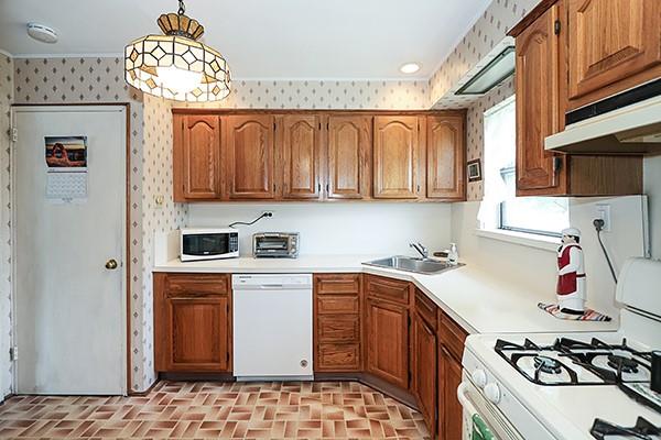 32 Pembroke Drive, Massapequa, New York image 10