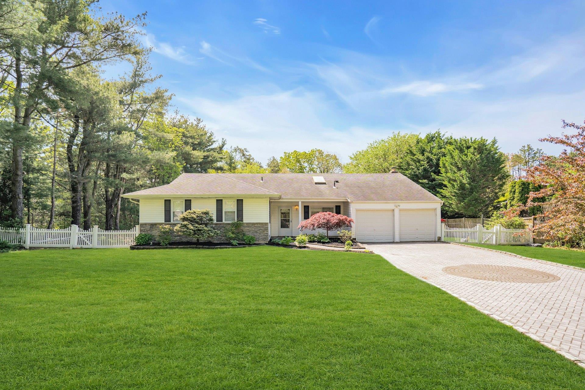 25 Gleason Drive, Dix Hills, New York image 2