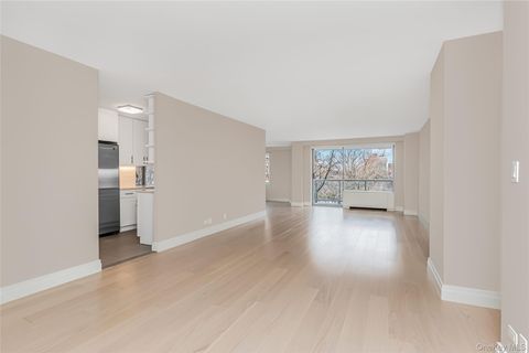 Photo of 3333 Henry Hudson Parkway #5S, Bronx, NY 10463 (MLS # 943662)