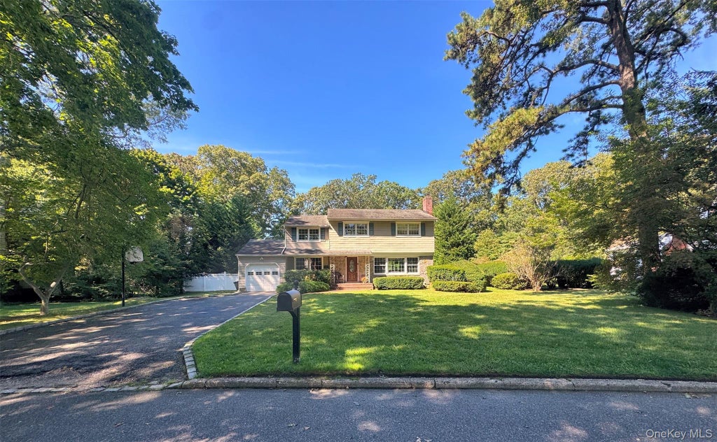 Photo of 16 Dogwood Drive, Smithtown, NY 11787 (MLS # 1041929)